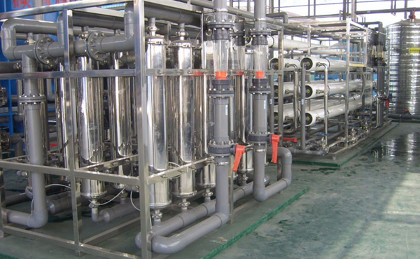       化工行業(yè)中的高純水主要應(yīng)用于電池行溶劑用純水、化學(xué)分析、化工材料、產(chǎn)品清洗、物質(zhì)的分離、濃縮、提純，廢物回收等場(chǎng)合的用水，對(duì)于水質(zhì)要求相對(duì)來(lái)說(shuō)不是太高，純水電導(dǎo)率從0.1uS/cm-20uS/cm就基本上能滿足要求。我們公司可根據(jù)客戶對(duì)水質(zhì)的具體要求，采用反滲透，離子交換，EDI等超純水生產(chǎn)工藝的不同組合，生產(chǎn)出即經(jīng)濟(jì)實(shí)用，又