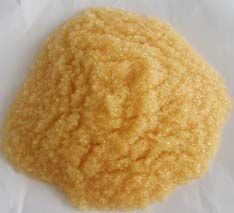 軟化樹脂是專用于軟化硬水的一種專用樹脂，通過離子交換技術(shù)，使水的硬度小于50 mg/L(CaCO3)。離子交換是一種特殊的動態(tài)吸附過程，一般是由不溶于水的離子交換劑在電解質(zhì)溶液中進(jìn)行，這種離子交換劑即為離子交換樹脂。